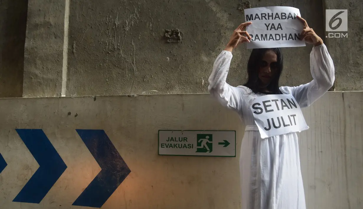 Aksi teatrikal 'merantai setan' yang digelar oleh karyawan Star Hotel Semarang, Selasa (15/5). Aksi ini bercerita agar kita bisa menyambut Bulan Ramadan dengan pikiran dan hati yang bersih.  (Liputan6.com/Gholib)