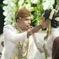 Prosesi suap-suapan dan setelahnya diakhiri dengan proses sungkeman yang dilakukan oleh kedua pasangan pengantin. (Foto. YouTube / Thariq Halilintar).