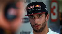 Pebalap Red Bull, Daniel Ricciardo, mengaku saat ini tak terpikir untuk hengkang ke Ferrari. (EPA/Srdjan Suki)