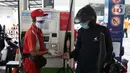 Petugas SPBU menggunakan alat pelindung wajah saat melayani pengendara di SPBU 31-164-01, Margonda, Depok, Jawa Barat, Jumat (8/5/2020). Penggunaan alat pelindung wajah merupakan upaya untuk melindungi diri dalam pencegahan penyebaran virus COVID-19. (Liputan6.com/Helmi Fithriansyah)