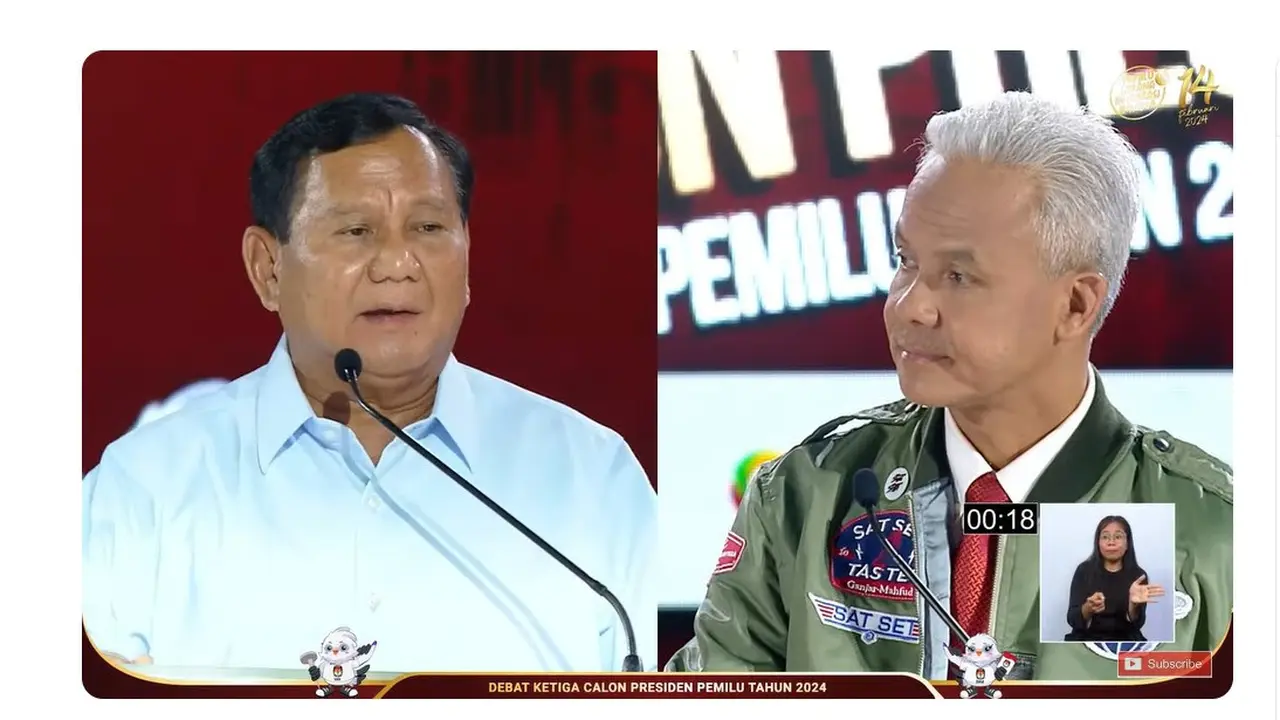 Calon presiden nomor urut 3 Ganjar Pranowo dan capres nomor urut 2 Prabowo Subianto saat debat capres ketiga yang digelar KPU pada Minggu (7/1/2024) di Istora, Senayan, Jakarta.