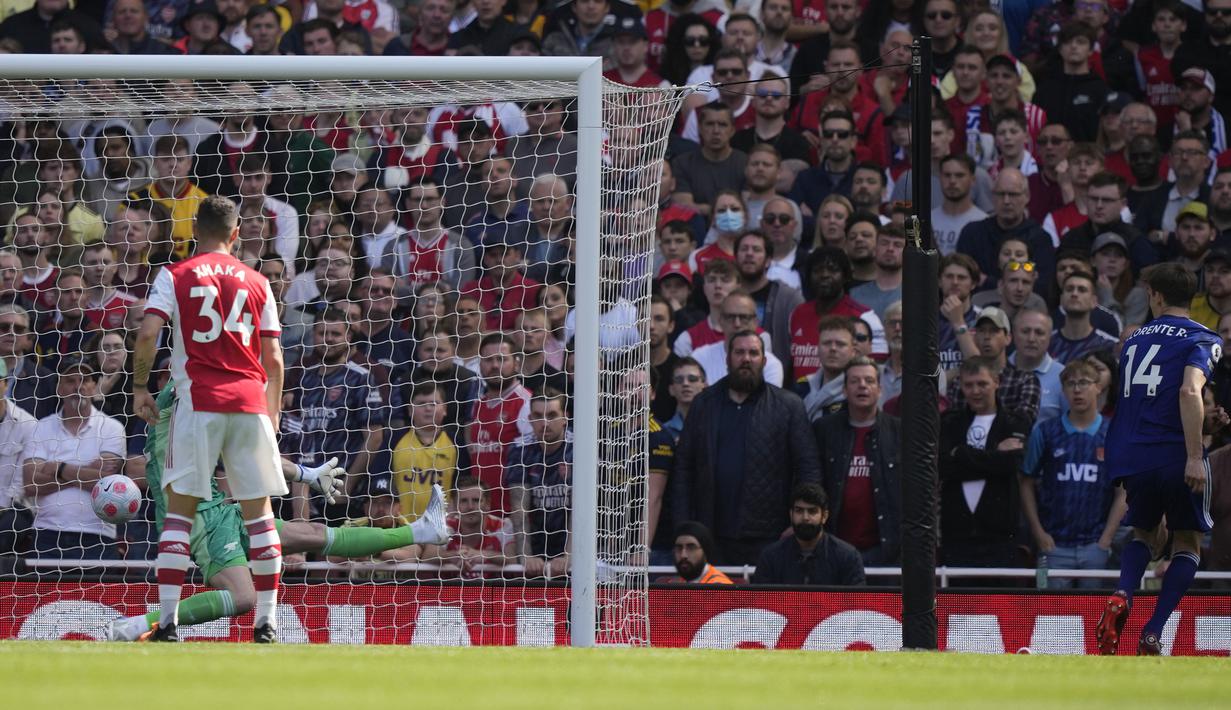 <p>Bermain dengan 10 pemain nyatanya tak membuat Arsenal mampu dengan mudah menambah gol. Justru Leeds mampu memperkecil ketertinggalan menjadi 1-2 lewat gol Diego Llorente di menit ke-66 usai menerima umpan sepak pojok yang sempat dibelokkan melalui sundulan kepala Junior Firpo. (AP/Frank Augstein)</p>