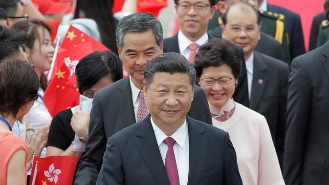 Presiden Cina Xi Jinping setibanya di Bandara Internasional Hong Kong, Kamis (29/6). Selain untuk memperingati 20 tahun penyerahan, Xi Jinping juga akan melantik Pemimpin Eksekutif terpilih Hong Kong, Carrie Lam. (AP Photo/Kin Cheung)
