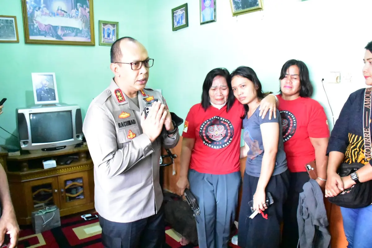 Kapolda Jambi Irjen Albertus Rachmad Wibowo memimpin rombongannya bersilaturahmi sekaligus melayat ke rumah duka Brigadir Nofryansah Yoshua Hutabarat atau Brigadir J.