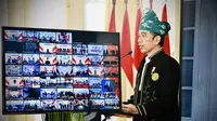 Presiden Joko Widodo menyampaikan pidato saat memimpin upacara peringatan Hari Kelahiran Pancasila secara virtual di Istana Bogor, Jawa Barat, Selasa (1/6/2021). Untuk tahun ini, Jokowi mengenakan baju adat dari Kabupaten Tanah Bumbu. (FOTO:Biro Pers Kepresidenan)