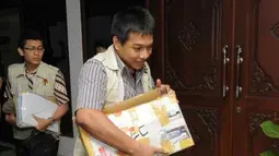 Dua petugas KPK membawa sejumlah berkas dan satu dus dari hasil penggeledahan KPK di kantor Dinas Pendidikan dan Olahraga Riau (DISPORA), Pekanbaru, Rabu (4/4). KPK telah menetapkan empat tersangka kasus suap Gratifikasi Proyek Pembangunan venue PON dan kini tersangka telah dipindahkan ke Mapolda Riau. (Antara)