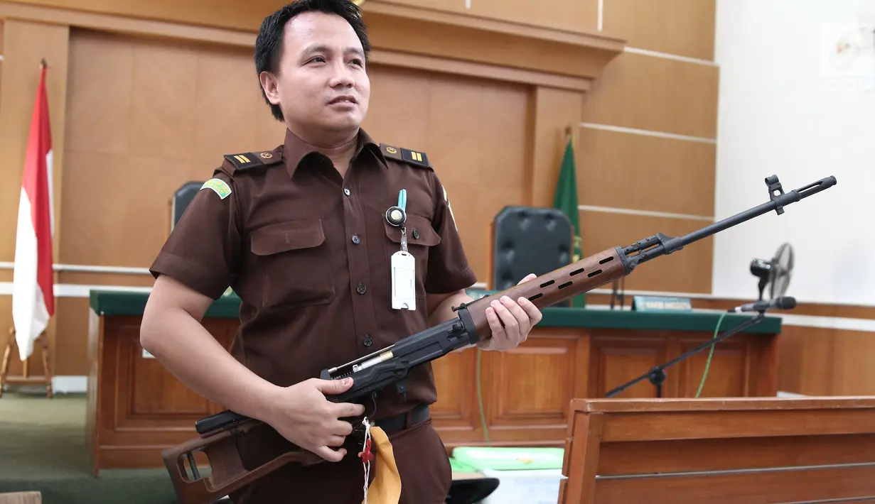 Jaksa Penuntut Umum menunjukkan barang bukti senapan milik bos First Travel di PN Kota Depok, Senin (23/4). Sidang lanjutan First Travel tersebut beragendakan pemeriksaan ketiga terdakwa. (Liputan6.com/Herman Zakharia)