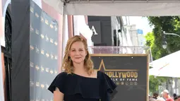 Aktris Laura Linney berrpose dengan bintang barunya selama Upacara Hollywood Walk of Fame di Los Angeles, California (25/7/2022). Aktris yang baru-baru ini membintangi serial drama Netflix Ozark, telah dinominasikan untuk lima Tony Awards, delapan penghargaan SAG, satu Bafta, dan tujuh Golden Globes. (AFP Photo/Charley Gallay)