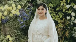 Erina Gudono tampak anggun dengan gamis yang dilapis bahan brokat. Penampilannya dipercantik dengan veil di kepalanya.