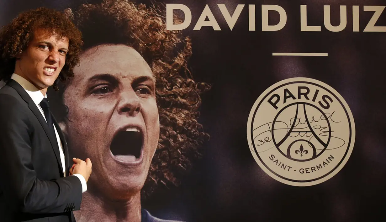 Pesepakbola asal Brasil, David Luiz, berpose di depan poster bergambar dirinya usai konferensi pers di Paris, Perancis, (7/8/2014). (REUTERS/Benoit Tessier)