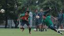 Evan Dimas (kanan) berebut bola dengan Hanif Sjahbandi saat berlatih di Lapangan ABC, Senayan,  (24/4/2018). Timnas akan mengikuti turnamen PSSI Anniversary 27 April-3 Mei 2018. (Bola.com/Nicklas Hanoatubun)