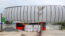 Bus Transjakarta menunggu penumpang di Jakarta International Stadium (JIS) di Tanjung Priok, Selasa (1/3/2022). PT Transportasi Jakarta (Transjakarta) mulai melakukan uji coba layanan non bus rapid transit (non BRT) rute 14 yang melayani trayek Stadion JIS - Senen. (Liputan6.com/Herman Zakharia)