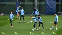 Pemain Manchester City, John Stones (tengah) dan Leroy Sane berebut bola saat sesi latihan di City Football Academy, Manchester, (25/9/2017). City akan melawan Shakhtar Donetsk pada grup F Liga Champions. (AFP/Paul Ellis)