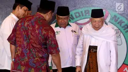  Ketua Umum PBNU KH Said Aqil Siradj (tengah) bersama Rais Aam PBNU KH Ma'ruf Amin (kanan) saat menghadiri sekaligus membuka acara Grand Launcing hari Santri 2017 di Gedung PBNU, Jakarta, Kamis (10/8). (Liputan6.com/Johan Tallo)