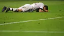 Pemain Bayern Munchen Robert Lewandowski terlihat menyesal saat gagal memanfaatkan peluang mencetak gol ke gawang Eintracht Frankfurt dalam lanjutan Bundesliga di Commerzbank-Arena, Frankfurt, Sabtu (31/10/2015) dini hari WIB. (REUTERS/Kai Pfaffenbach)