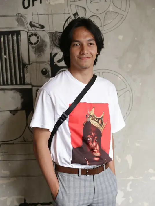 "Di sini lebih banyak tantangannya. Jauh lebih banyak karena ada diving menghadapi bahaya-bahaya di bawah laut. Tapi untungnya enggak ada. Sempat liat hiu juga," kata Jefri Nichol di Kemang, Kamis (19/4/2018). (Agus Apriyanto/Kapanlagi.com)