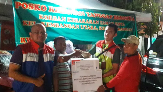 PT Pertamina MOR III Saat Memberi Bantuan kepada Korban Kebakaran di Taman Kota