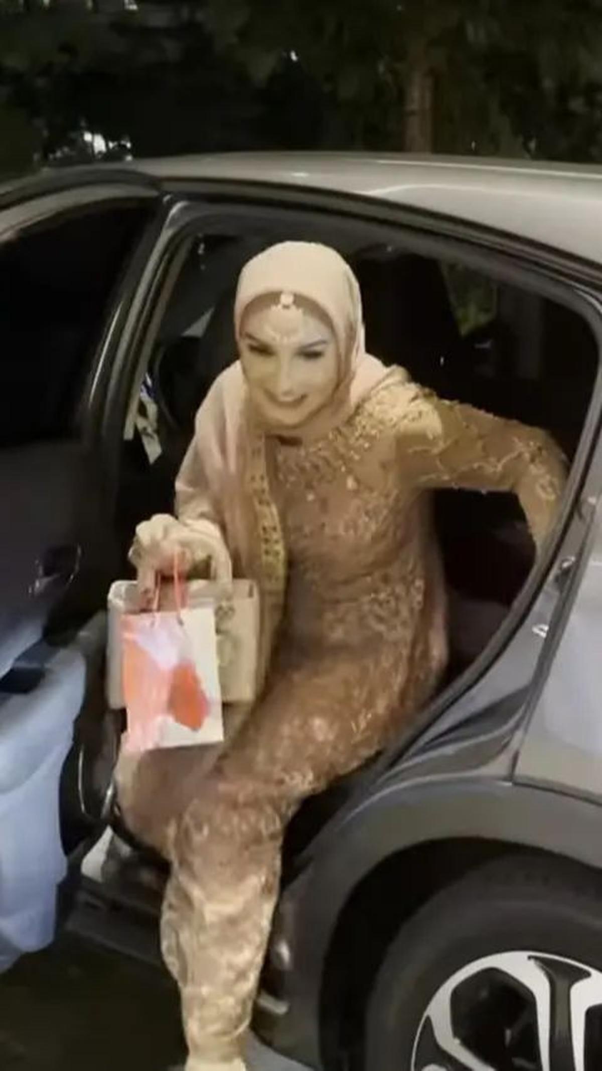 Banyak netizen yang menyebut Irish Bella tampak seperti seorang "Boneka India" dalam penampilannya.