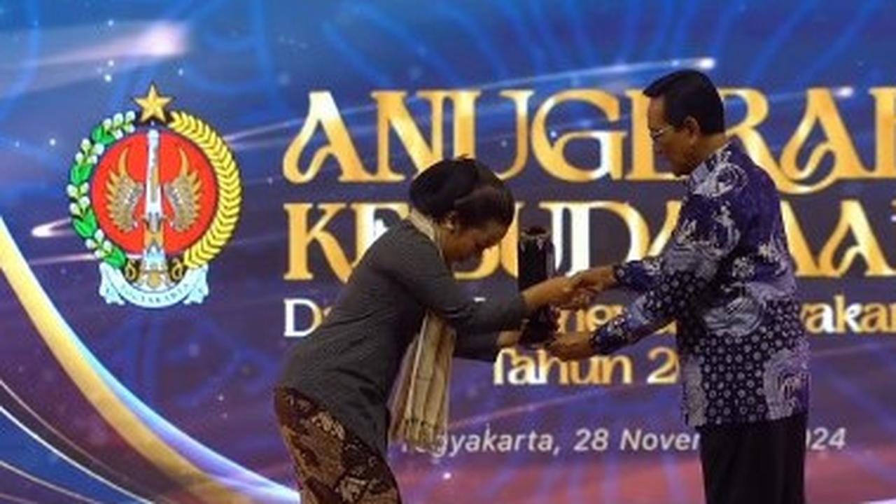 Tampil Cantik dengan Kebaya Lurik dan Sanggul, Soimah Terima Penghargaan Upakarya Budaya dari Sri Sultan Hamengku Buwono X