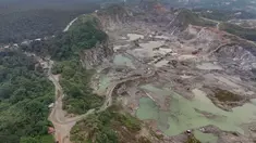 Foto udara pekerja menggunakan alat berat menambang batu di Parung Panjang, Kabupaten Bogor, Jawa Barat, Selasa (19/8/2025). (merdeka.com/Arie Basuki)