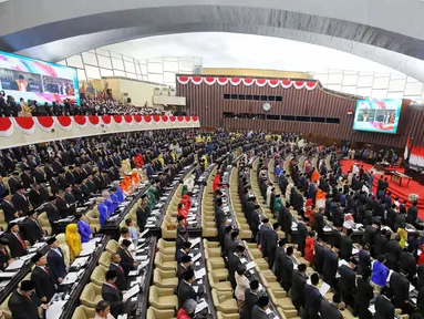 Lima perwakilan anggota Dewan Perwakilan Rakyat (DPR) Republik Indonesia terpilih masa bakti 2024-2029 menandatangani berita acara sumpah atau janji di Gedung Nusantara, Kompleks Parlemen, Senayan, Jakarta, Selasa (1/10/2024). (Liputan6.com/Angga Yuniar)