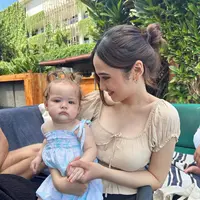 Potret Syifa Hadju pangku Baby Kamari anak bule Jennifer Coppen (Sumber: Instagram/@syifahadju)