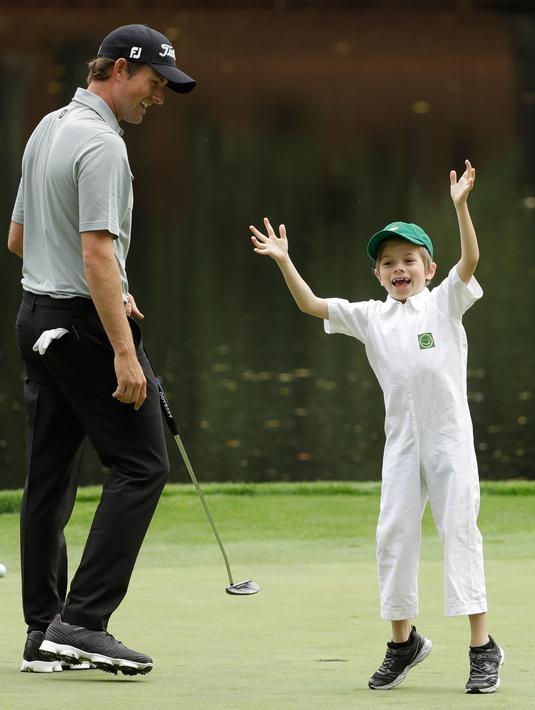 Pegolf Amerika Serikat, Webb Simpson dan putranya, James bereaksi saat hari terakhir mengikuti latihan untuk turnamen golf Masters 2018 di Augusta, Georgia, Rabu (4/4). (AP Photo/Matt Slocum)