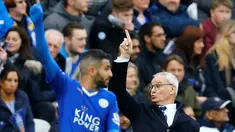 Leicester City kian kokoh di puncak klasemen Liga Inggris. Anak asuh Claudio Ranieri ini menang 4-0 atas Swansea City dalam laga Liga Inggris di Stadion King Power, Minggu (24/4/2016) malam WIB. (Reuters/Darren Staples)