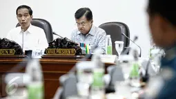 Presiden Joko Widodo (kiri), bersama Wakil Presiden Jusuf Kalla memimpin rapat terbatas di Kantor Presiden, Jakarta, Selasa (23/2). Dalam ratas tersebut membahas Pembangunan Kekuatan Tentara Nasional Indonesia (TNI). (Liputan6.com/Faizal Fanani)