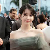 Solois IU dikenal dengan julukan Nation Sweetheart. (Foto: Instagram/dlwlrma)