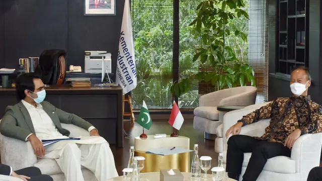 Menteri Perindustrian RI, Agus Gumiwang Kartasasmita (kanan) melakukan pertemuan dengan Menteri Industri dan Produksi Pakistan, Syed Murtaza Mahmud (kiri). (Dok Kemenperin)