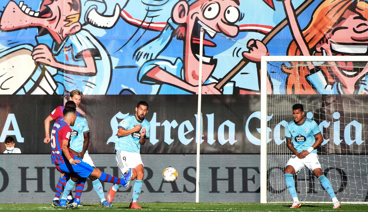 Tim tamu kemudian berhasil menggandakan keunggulan pada menit ke-18. Gol tersebut dicetak oleh Sergio Busquets dari luar kotak penalti setelah mendapat umpan dari Nico Gonzalez. (AFP/Miguel Riopa)