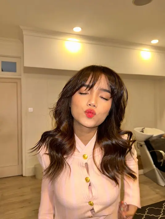 Tampilan lebih dewasa dari Fuji Utama dihasilkan dari makeup dan tatanan rambutnya [@fuji_an]