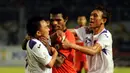 Keributan kecil sempat terjadi antara Victor Pae (Persija Jakarta) dan Rendy Saputra (Persik Kediri) saat berlaga di stadion GBK, (30/5/2014). (Liputan6.com/Helmi Fithriansyah) 