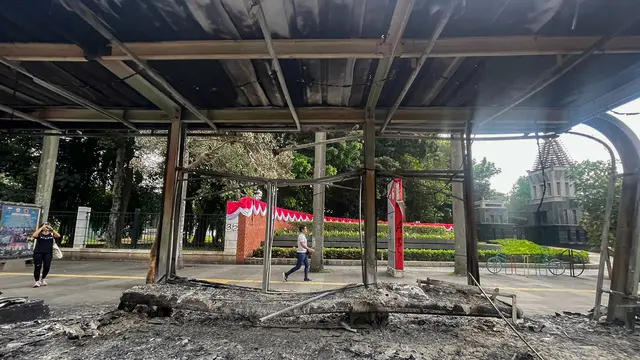 Sejumlah Halte dan Pagar Gedung DPR Rusak Imbas Aksi Massa