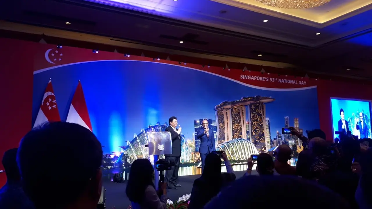 Duta Besar Singapura untuk Indonesia, Anil Kumar (kanan) di acara perayaan Hari Kemerdekaan Singapura bersama Menteri Perindustrian RI, Airlangga Hartarto (kiri). (Liputan6.com/Tanti Yulianingsih)
