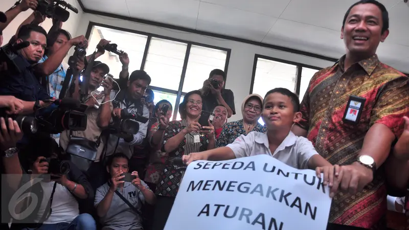 20160420-Aksi Bocah Hadang Motor di Trotoar Dapat Penghargaan Wali Kota Semarang-Jateng