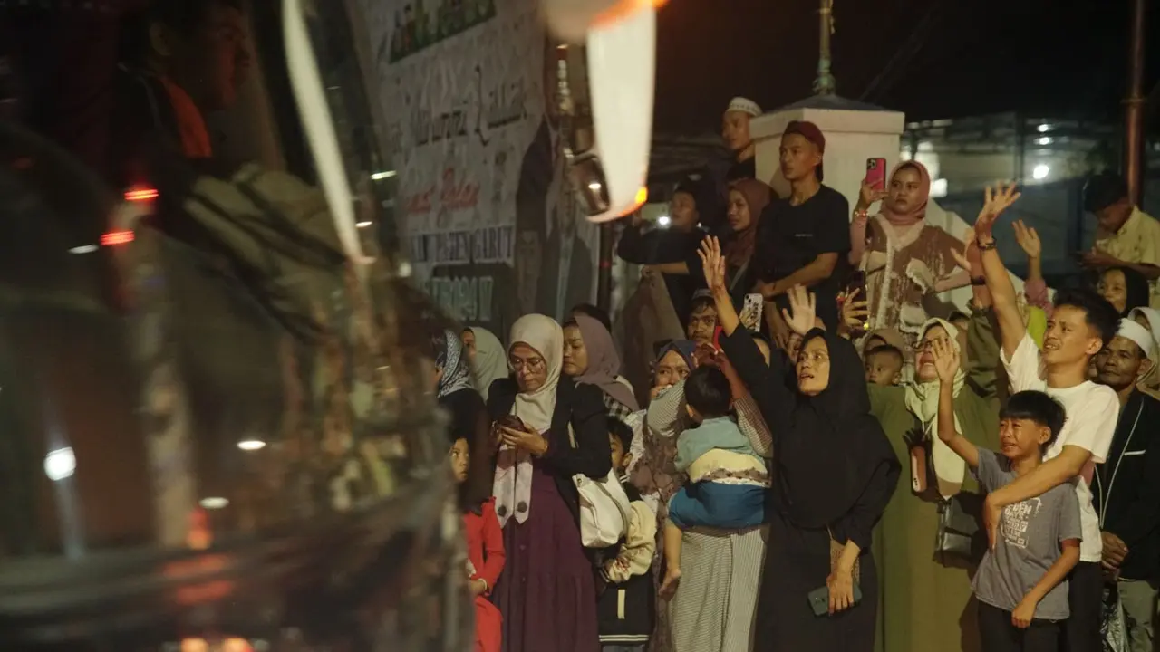 Para keluarga pengantar jemaah haji asal Garut melepas keluarga mereka dalam keberangkatan pedana jemaah haji asal Garut di Pendopo Pemda Garut, Jumat (10/4/2024) malam. (Liputan6.com/Jayadi Supriadin)