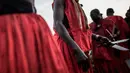Sejumlah orang dari etnis Joles membawa pisau tajam saat menunjukan kekuatan sihir di Bikama, Gambia (24/11). Acara ini merupakan kampanye untuk pemilihan presiden di Gambia. (AFP/Marco Longari)