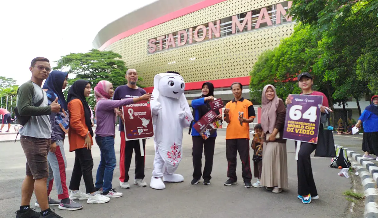 La'eeb pun membalas antusiasme warga dengan ikut berolahraga bareng untuk lebih mmeperkenalkan dan mengakrabkan diri dengan sosok yang sebulan penuh nanti akan sering disaksikan di layar kaca dalam menyemarakkan ajang Piala Dunia 2022 Qatar. (Procomm Surya Citra Media)