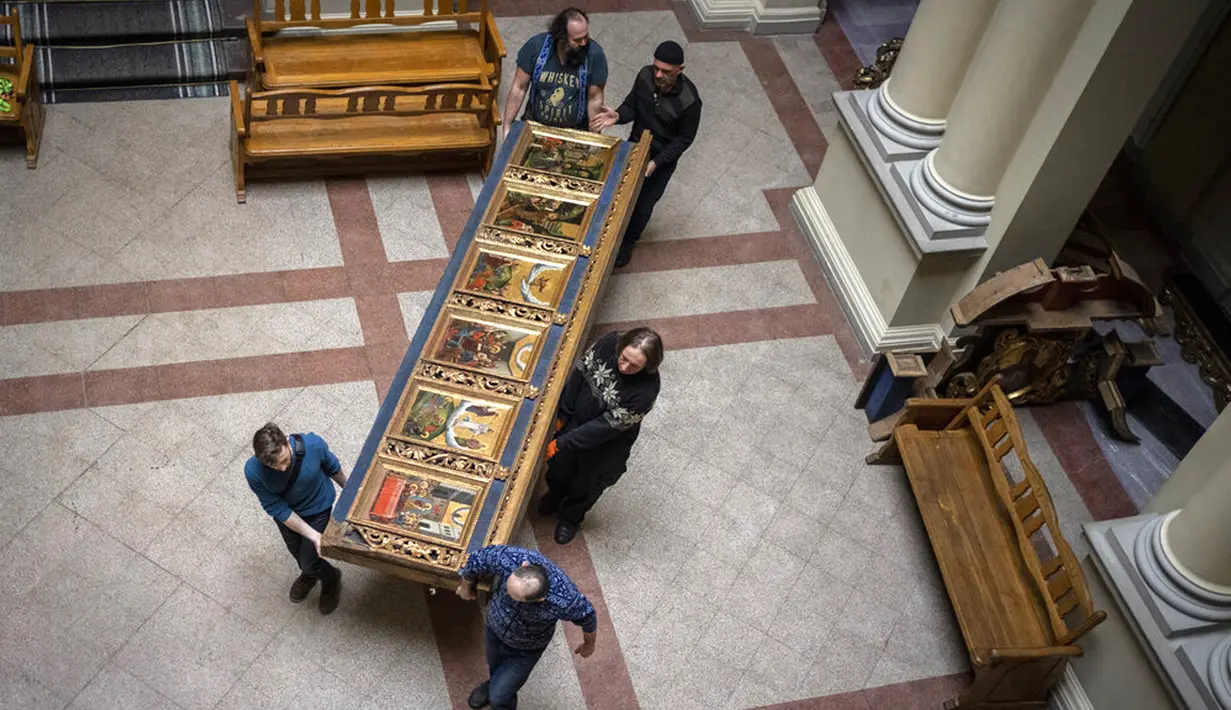 Pekerja memindahkan potongan Bohorodchany Iconostasis di Museum Nasional Andrey Sheptytsky sebagai persiapan keselamatan jika terjadi serangan di Kota Lviv, Ukraina, 4 Maret 2022. Pintu museum telah ditutup sejak perang Rusia melawan Ukraina. (AP Photo/Bernat Armangue)