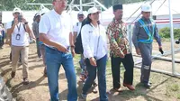 Menteri Rini meninjau pembangunan Rumah Rawan Gempa (RRG) sebagai tempat tinggal sementara bagi para pengungsi gempa Lombok. (Foto: Humas Kementerian BUMN)