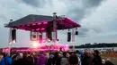 Para penonton menyaksikan penampilan band Skyforger dari dekat panggung dan atas perahu saat konser musik di Danau Juglas, Riga, Latvia, 14 Agustus 2021. Hanya warga yang sudah divaksin COVID-19 yang diizinkan menonton konser dari darat. (Gints Ivuskans/AFP)