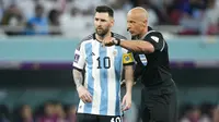 Wasit Szymon Marciniak (kanan) bersama Lionel Messi saat memimpin pertadingan perempat final Piala Dunia 2022 antara Argentina kontra Australia pada 3 Desember 2022. (AP Photo/Jorge Saenz)