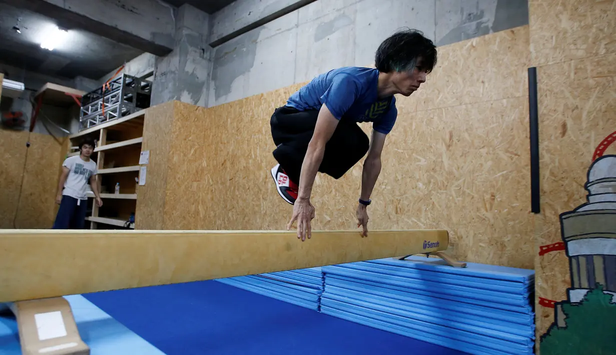 Juni Sato mengawasi anak didiknya saat latihan parkour diatas matras di sebuah di gym di Tokyo, Jepang (23/10). Karena cintanya dengan seni olahraga ekstrem ini, Sato mendirikan sekolah parkour yang diberi nama SENDAI X-TRAIN. (Reuters/Kim Kyung-Hoon)