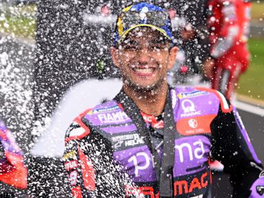 Pembalap Prima Pramac Racing, Jorge Martin merayakan kemenangannya dalam balapan sprint race MotoGP Grand Prix Australia di Philip Island pada 19 Oktober 2024. (William WEST/AFP)