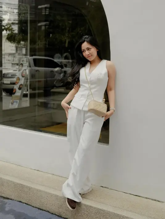 One set putih dengan gaya vest kekinian juga tampil sempurna pada Rachel. [Foto: instagram/ Rachel Vennya]