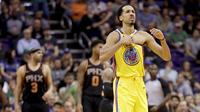 Selebrasi guard Golden State Warriors, Shaun Livingston usai mengalahkan Phoenix Suns. (AP Photo/Chris Carlson)