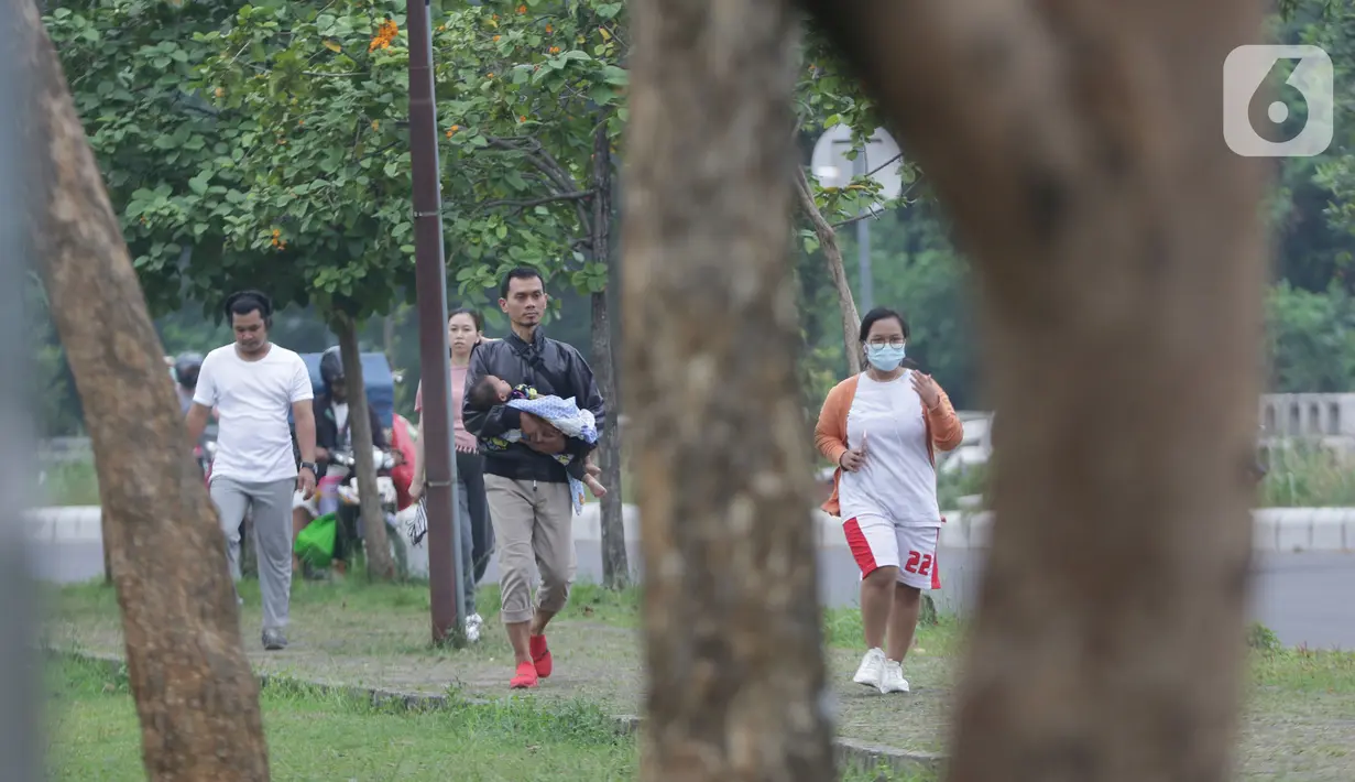 Warga beraktivitas di area lingkar luar kawasan Stadion Pakansari, Kabupaten Bogor, Sabtu (11/9/2021). Kawasan ini kembali ramai dengan aktivitas warga seiring penurunan level PPKM di wilayah Jabodetabek. (Liputan6.com/Helmi Fithriansyah)