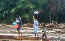Kekurangan Pakaian Korban Banjir Huta Nabolon, Warga Bertahan di Tengah Dinginnya Malam